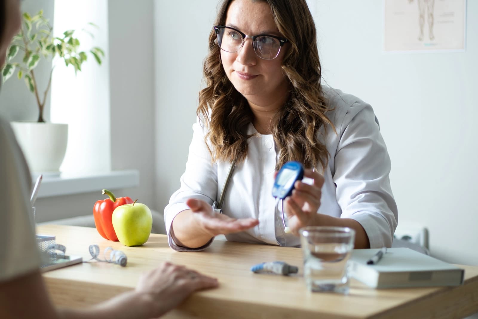 Doctor sosteniendo un glucómetro