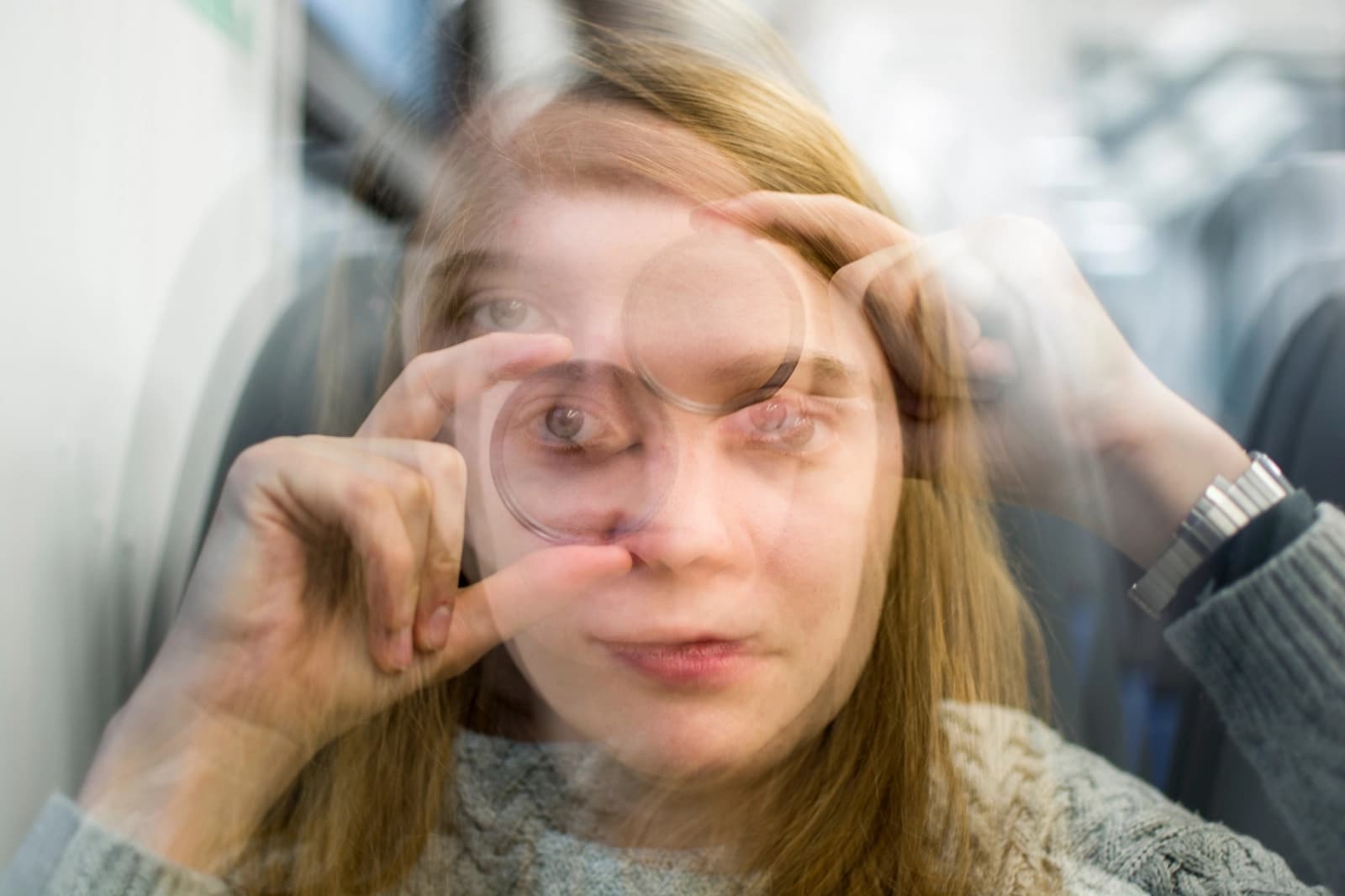 Mujer sosteniendo círculos de cristal